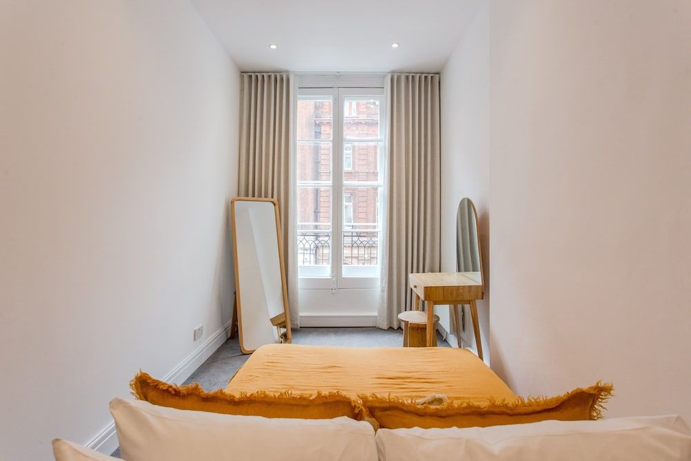 undefined 2 Bed Apartment Right on Trafalgar Square 5