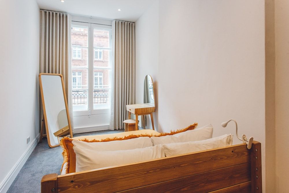 undefined 2 Bed Apartment Right on Trafalgar Square 10