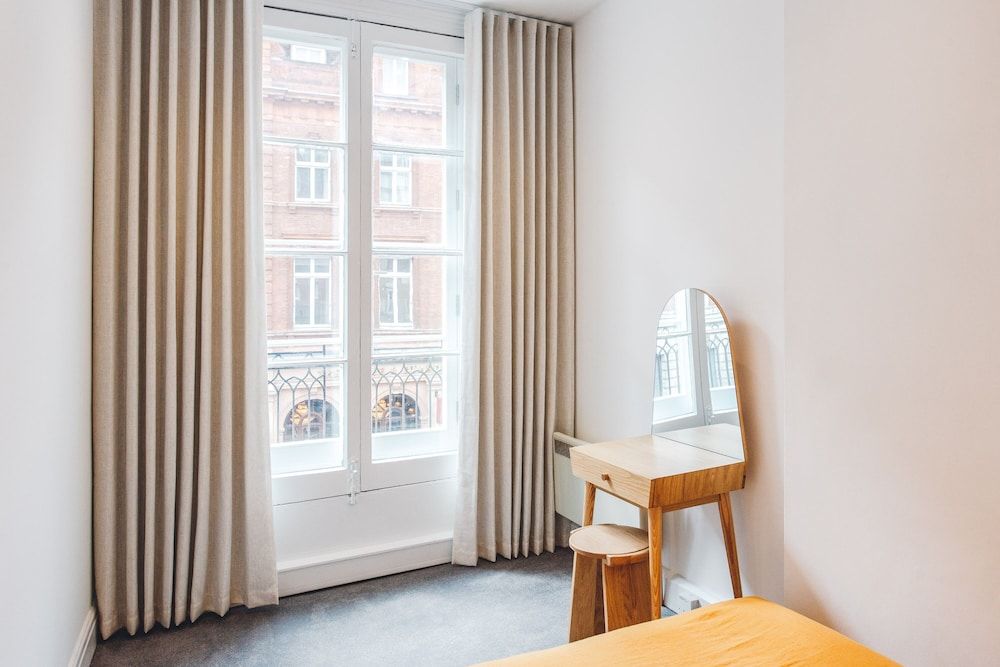 undefined 2 Bed Apartment Right on Trafalgar Square 7