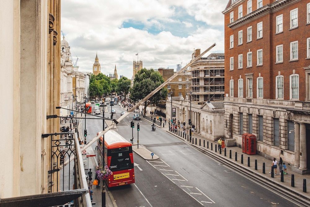 undefined 2 Bed Apartment Right on Trafalgar Square 2