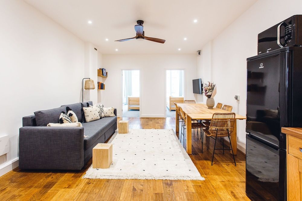 2 Bed Apartment Right on Trafalgar Square Comfort Apartment 28