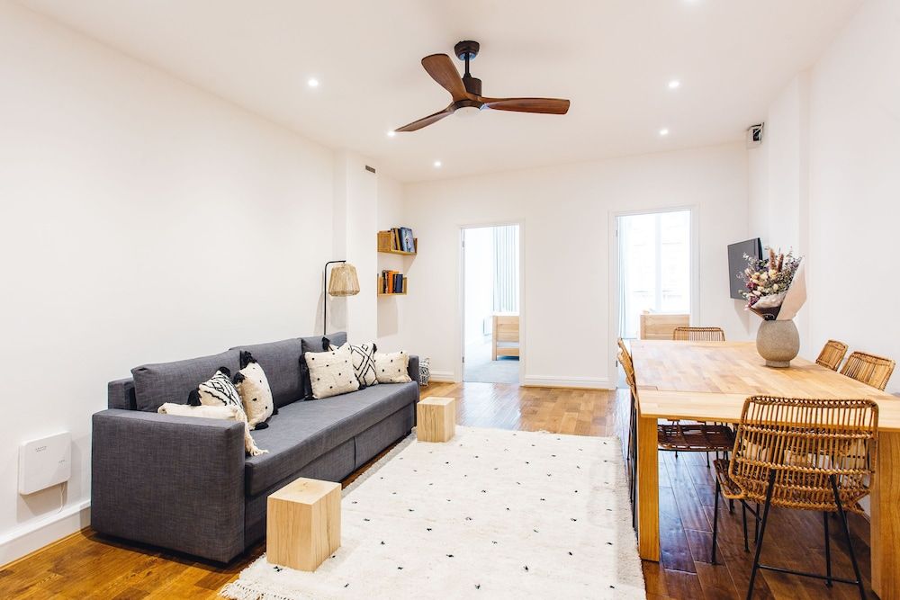 undefined 2 Bed Apartment Right on Trafalgar Square