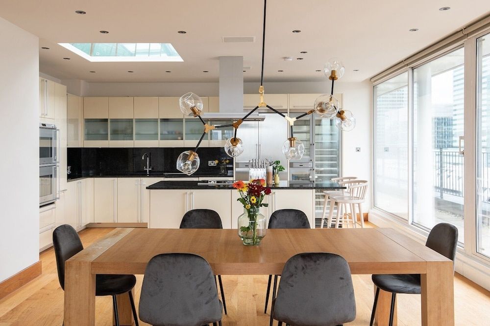 undefined The Canary Wharf Secret - Glamorous 3BDR Flat w/ Terrace and Parking 7