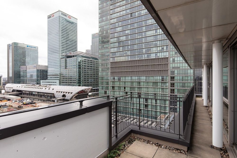 undefined The Canary Wharf Secret - Glamorous 3BDR Flat w/ Terrace and Parking