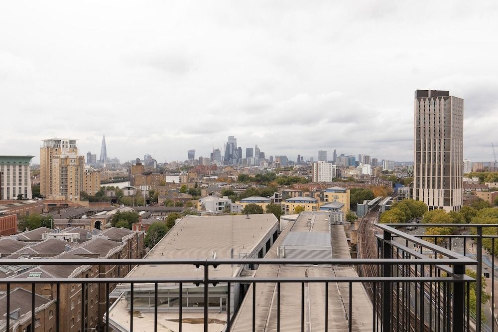 undefined The Canary Wharf Secret - Glamorous 3BDR Flat w/ Terrace and Parking 5