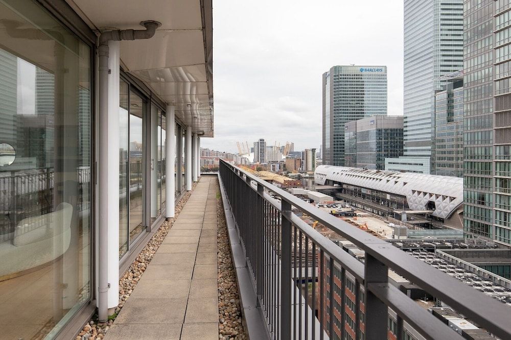 undefined The Canary Wharf Secret - Glamorous 3BDR Flat w/ Terrace and Parking 3