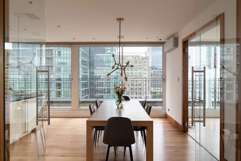undefined The Canary Wharf Secret - Glamorous 3BDR Flat w/ Terrace and Parking 9
