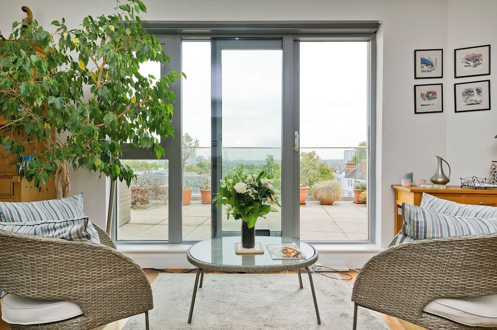Superb Apartment With Terrace Near the River in Putney by Underthedoormat
