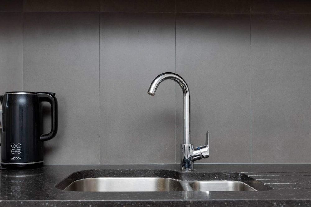 undefined Modern 1 Bedroom Apartment With Balcony in Surrey Quays 7