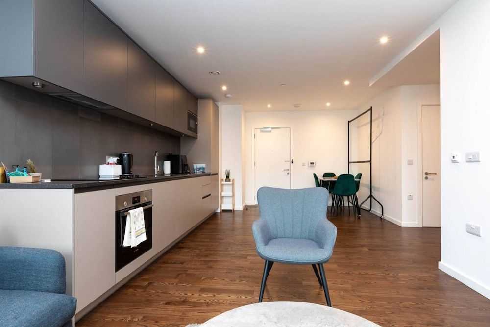 undefined Modern 1 Bedroom Apartment With Balcony in Surrey Quays 10