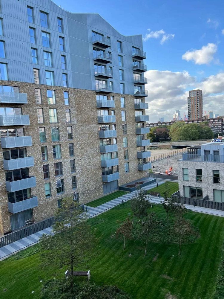 undefined Modern 1 Bedroom Apartment With Balcony in Surrey Quays 2