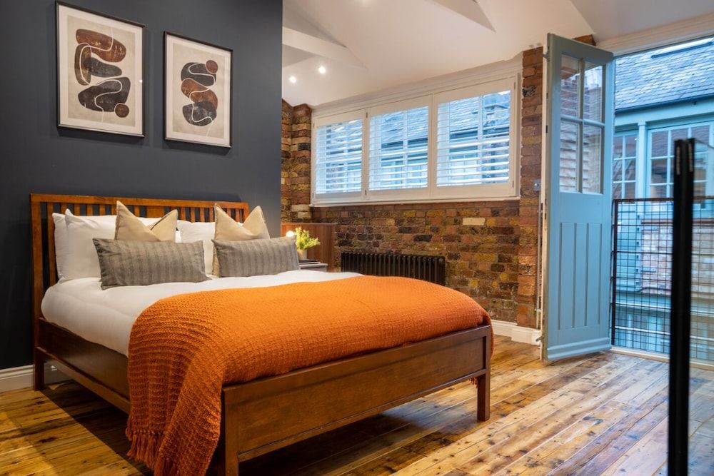 undefined 2 Bedroom Apt Bethnal Green Yard View 5