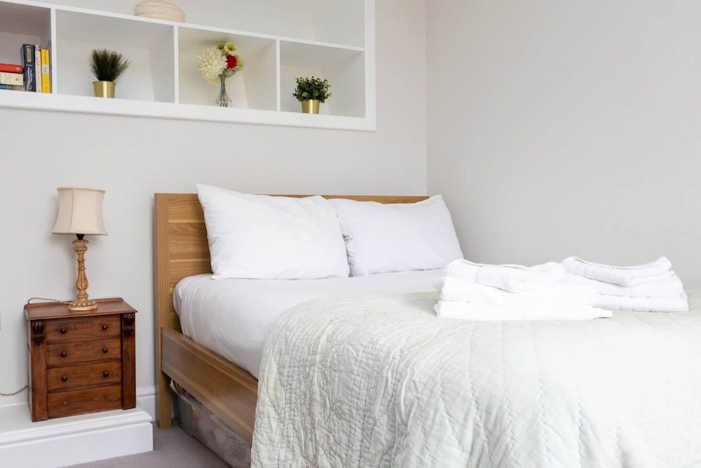 undefined Homely 1 Bedroom Apartment in Fulham! 2