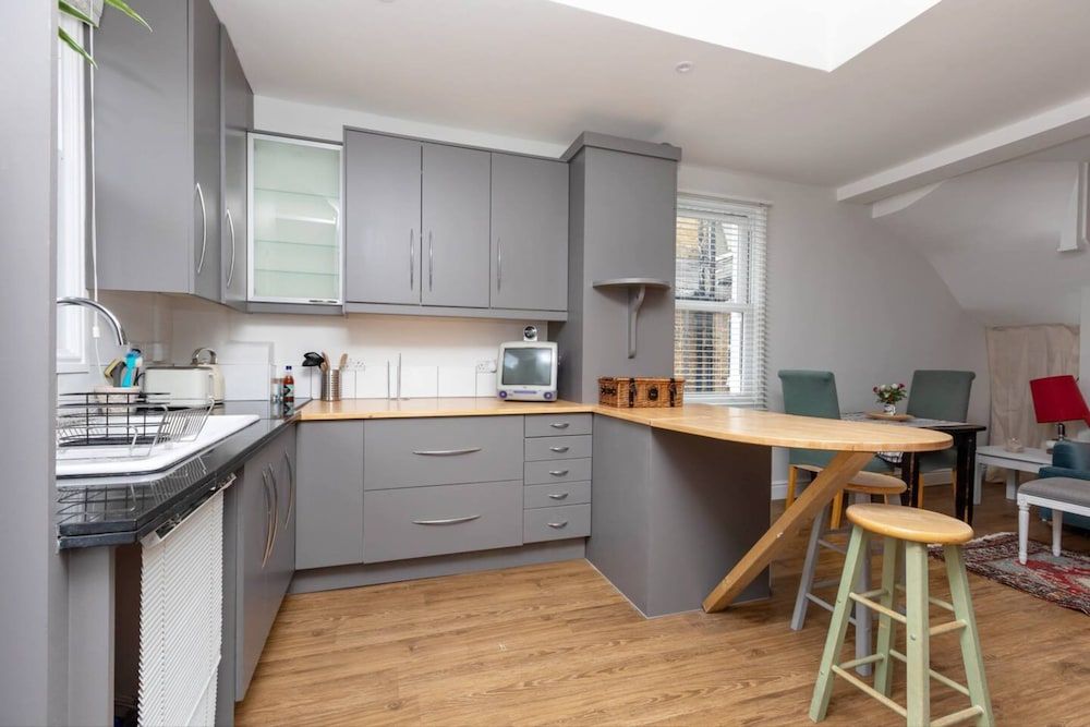 undefined Homely 1 Bedroom Apartment in Fulham! 10