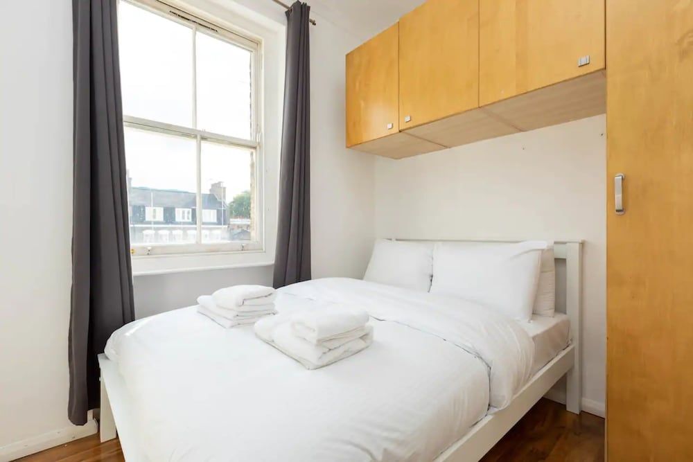 undefined Centrally Located 1 Bedroom Apartment Near Paddington 3