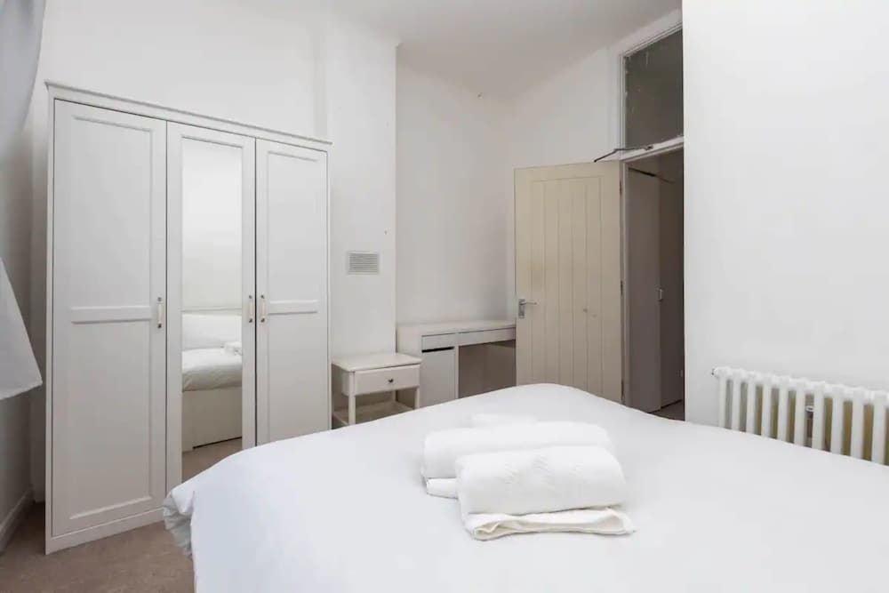 undefined Spacious 5 Bedroom Home in Camden 5