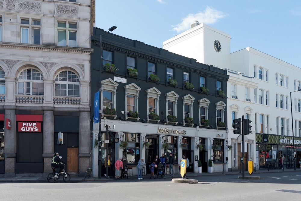 undefined Attractive Apartment With Private Patio in Fashionable Fulham by Underthedoormat 3