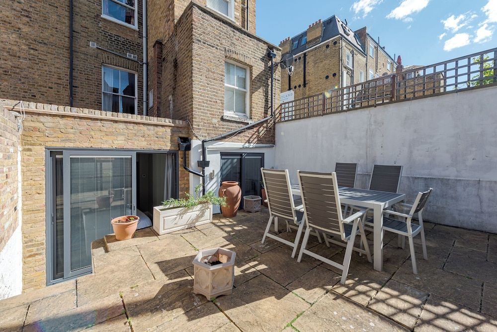 Attractive Apartment With Private Patio in Fashionable Fulham by Underthedoormat Apartment (2 Bedrooms) 5