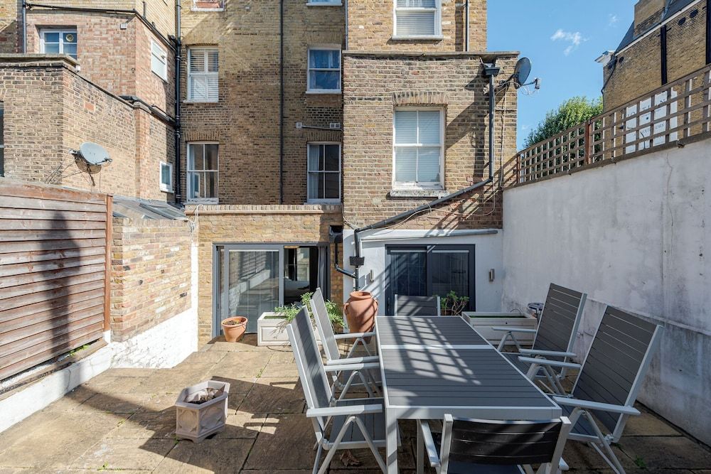 Attractive Apartment With Private Patio in Fashionable Fulham by Underthedoormat Apartment (2 Bedrooms) 7