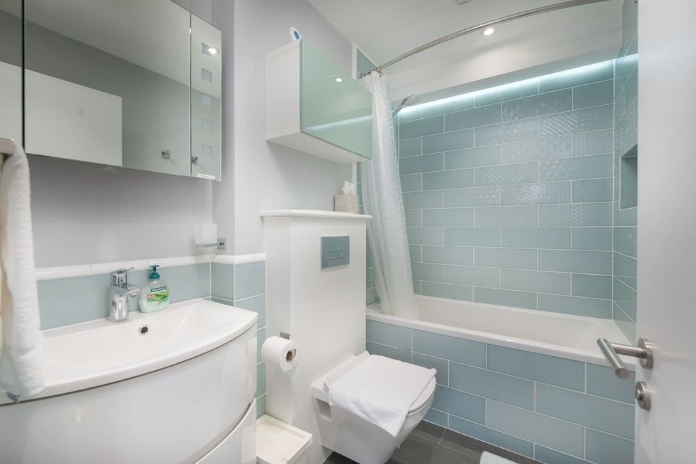 Attractive Apartment With Private Patio in Fashionable Fulham by Underthedoormat Apartment (2 Bedrooms) 9