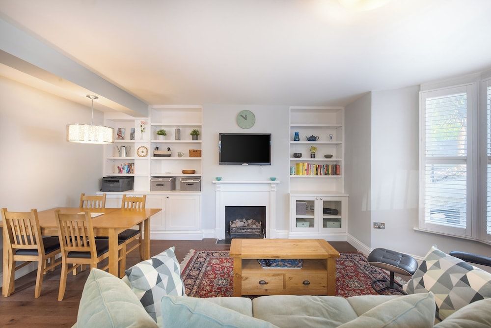 Attractive Apartment With Private Patio in Fashionable Fulham by Underthedoormat Apartment (2 Bedrooms) 13