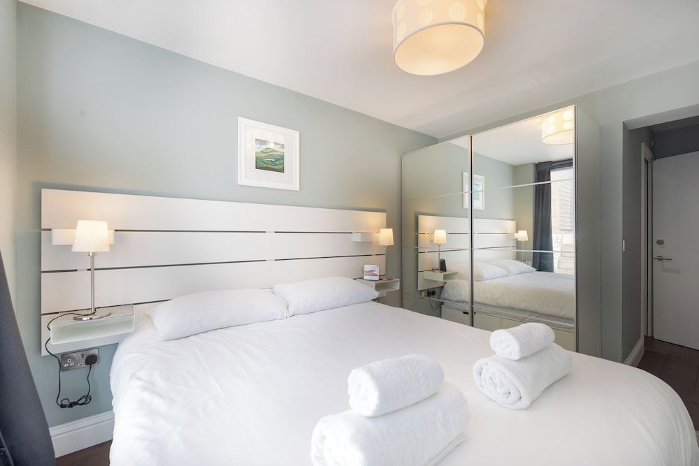 undefined Attractive Apartment With Private Patio in Fashionable Fulham by Underthedoormat 10