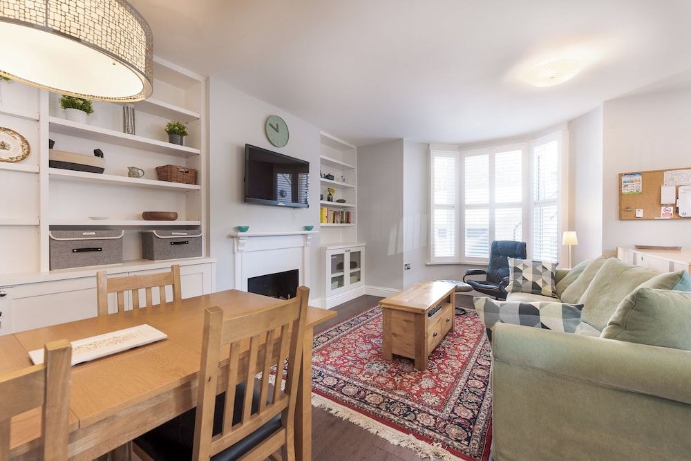 Attractive Apartment With Private Patio in Fashionable Fulham by Underthedoormat Apartment (2 Bedrooms) 12
