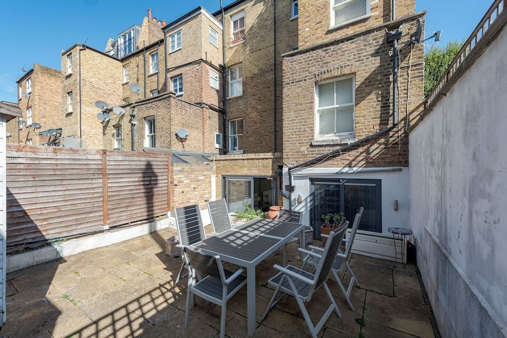 Attractive Apartment With Private Patio in Fashionable Fulham by Underthedoormat Apartment (2 Bedrooms) 6