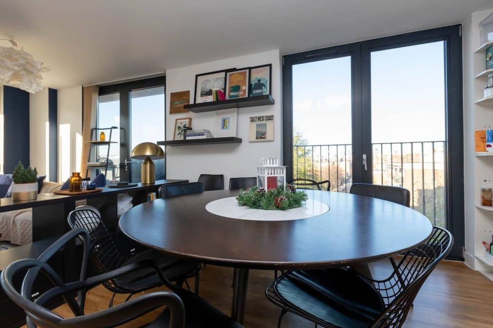 undefined Stylish 2 Bedroom Flat in Canada Water 4