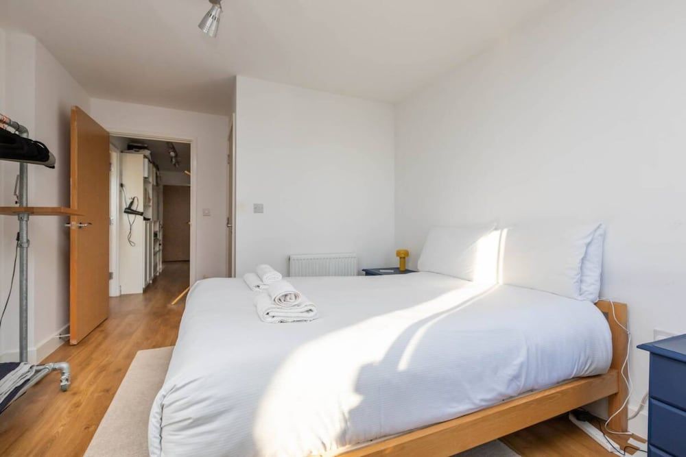 undefined Stylish 2 Bedroom Flat in Canada Water 8
