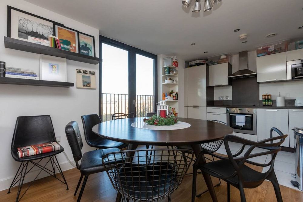 undefined Stylish 2 Bedroom Flat in Canada Water 5