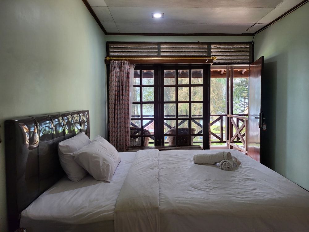 Deluxe Double Room, 1 Queen Bed, Private Bathroom, Lake View