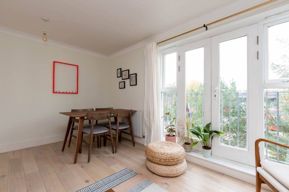 undefined Stylish and Light 1 Bedroom Flat Near Victoria Park 3