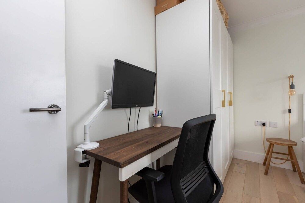 undefined Stylish and Light 1 Bedroom Flat Near Victoria Park