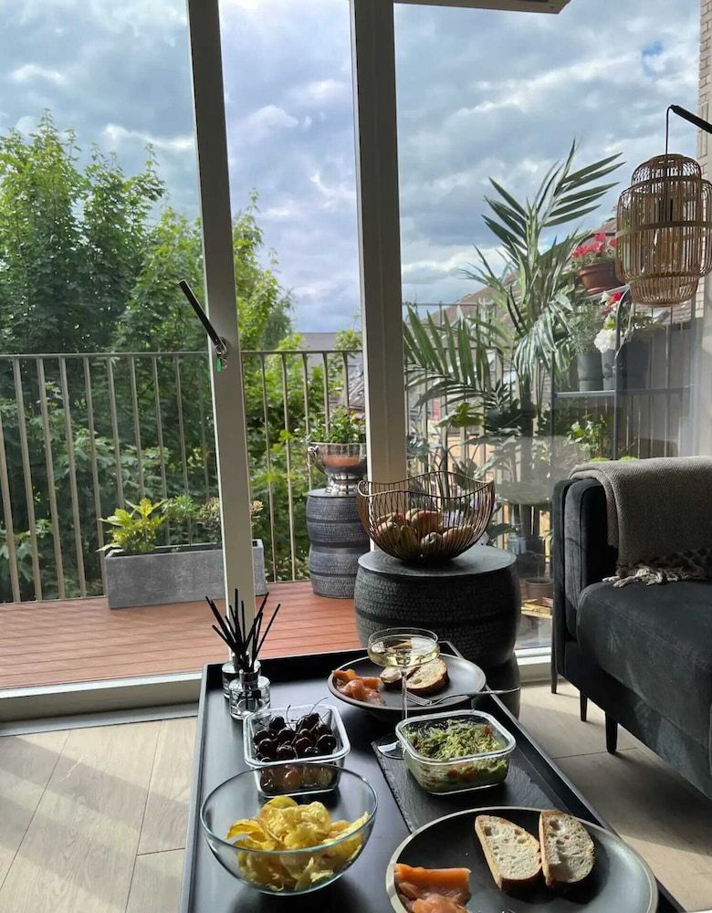 undefined Tranquil & Stylish 1 Bedroom Flat With Private Balcony 2