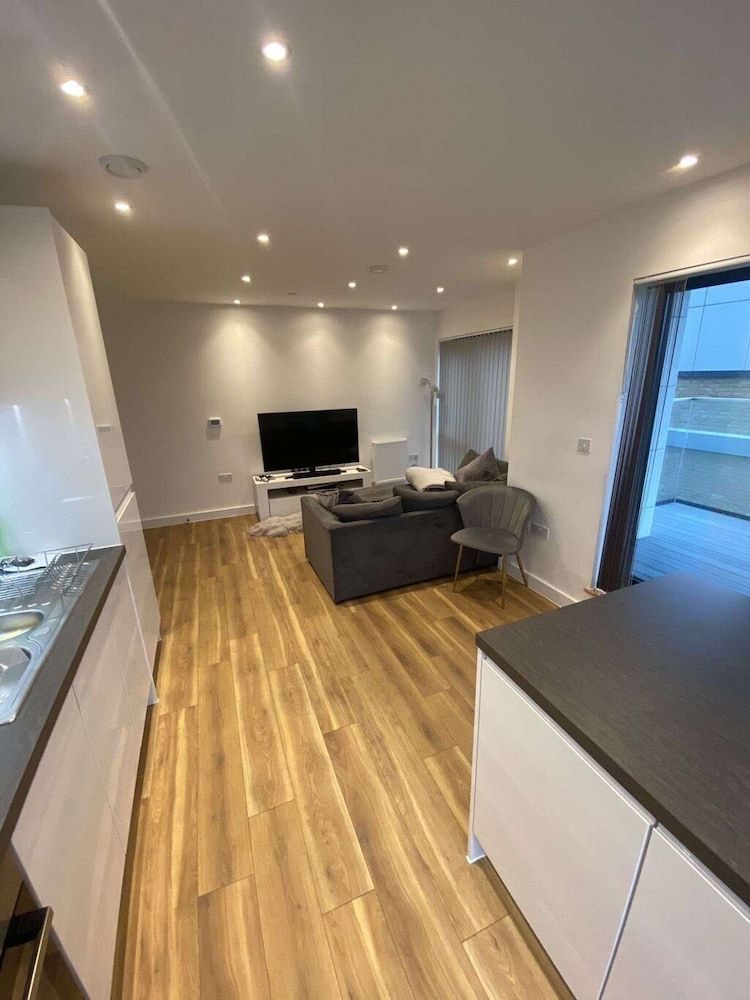 undefined 1BD Lovely & High End Apartment London 3