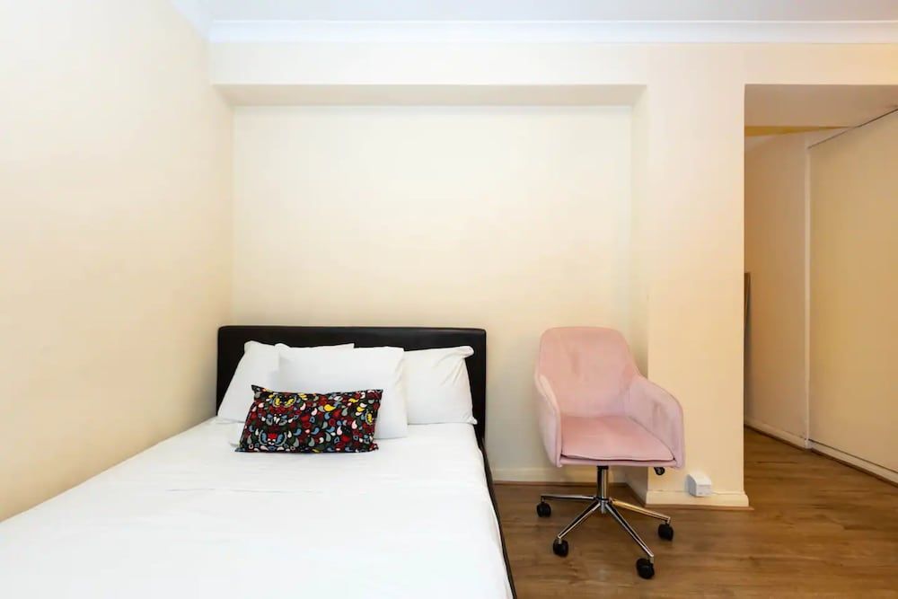 undefined Cozy Central Studio Apartment in Chelsea 4