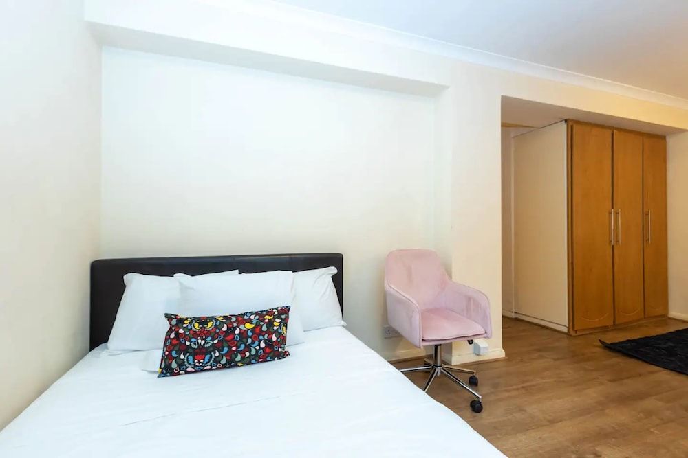 undefined Cozy Central Studio Apartment in Chelsea 3