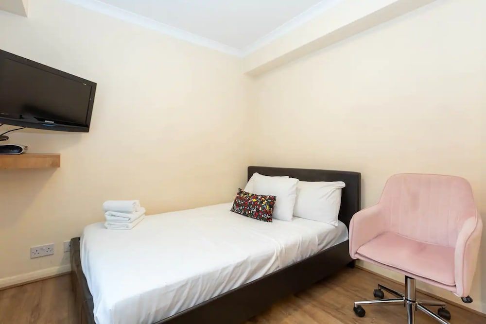 undefined Cozy Central Studio Apartment in Chelsea 2