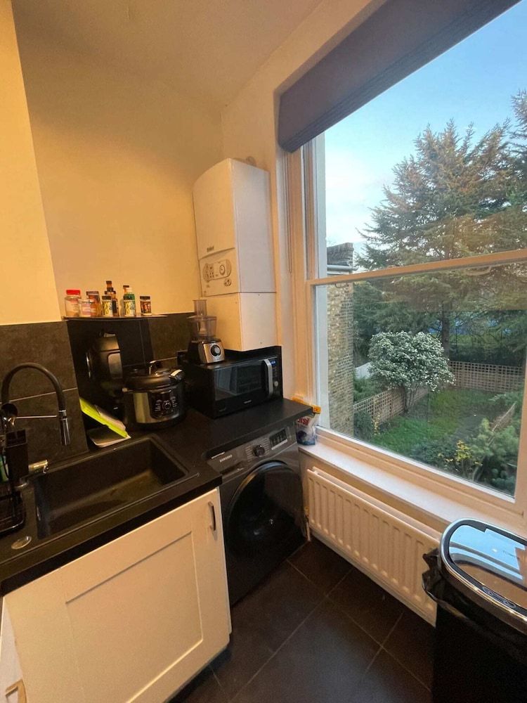 undefined Stylish and Spacious 1 Bedroom Flat 7