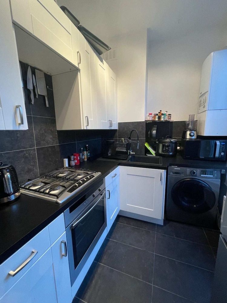 undefined Stylish and Spacious 1 Bedroom Flat 9