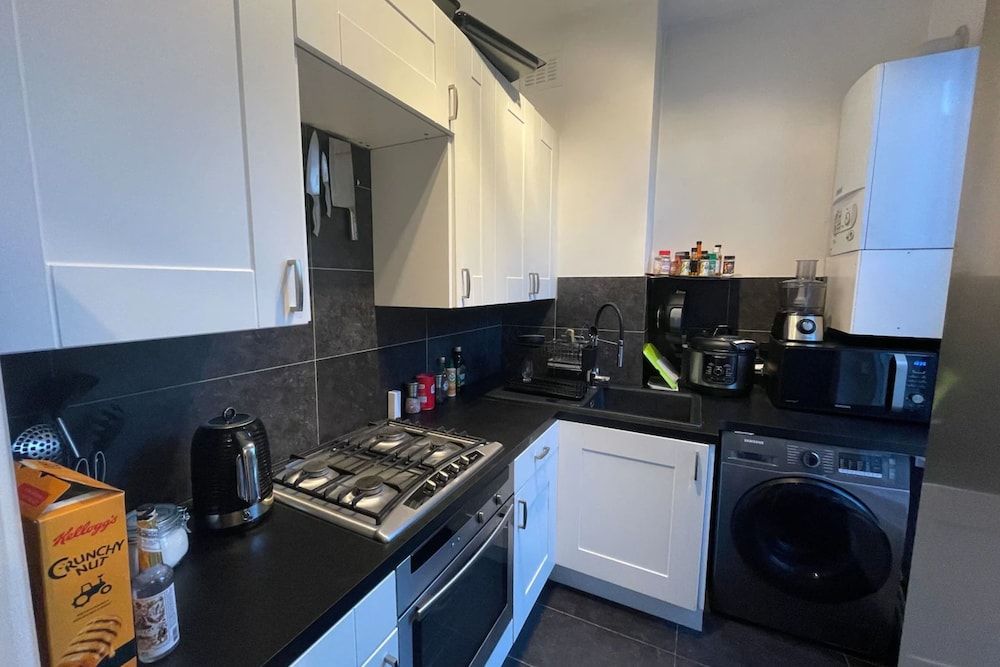 undefined Stylish and Spacious 1 Bedroom Flat 8
