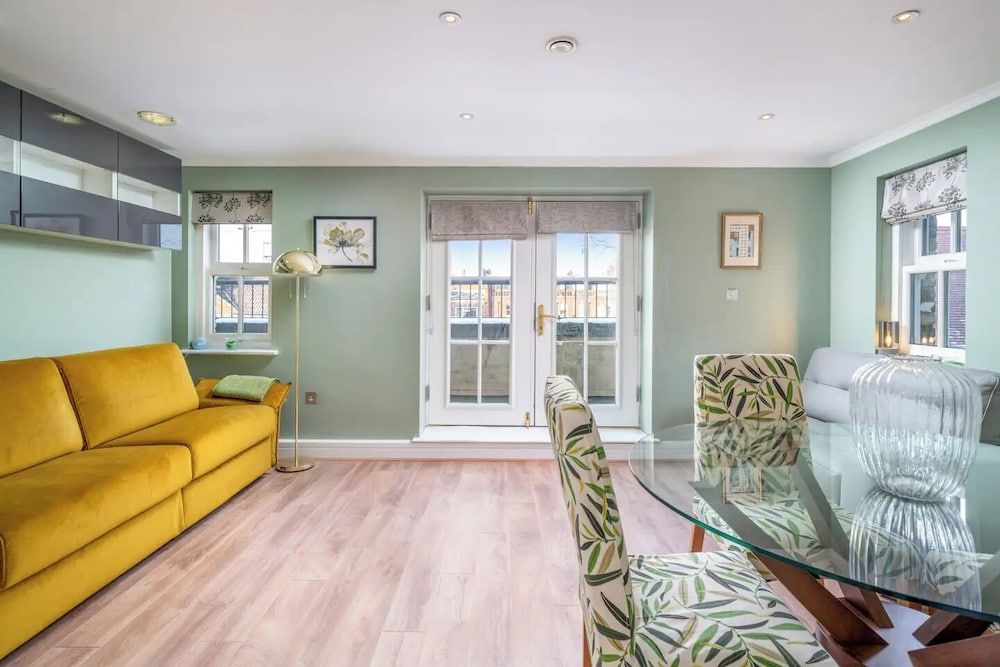 undefined Designer 1 Bed Flat Barons Court Sleeps 4, Balcony