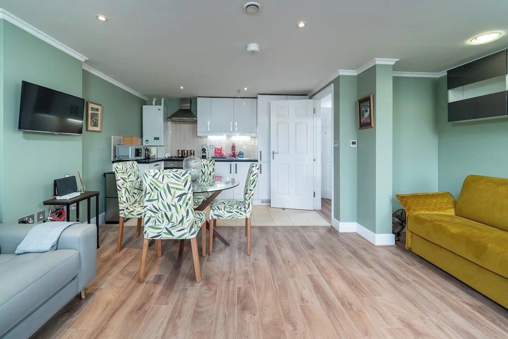 Designer 1 Bed Flat Barons Court Sleeps 4, Balcony Basic Apartment, 1 Double Bed 11