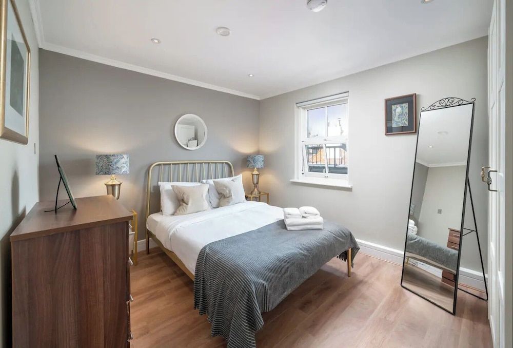 undefined Designer 1 Bed Flat Barons Court Sleeps 4, Balcony 3