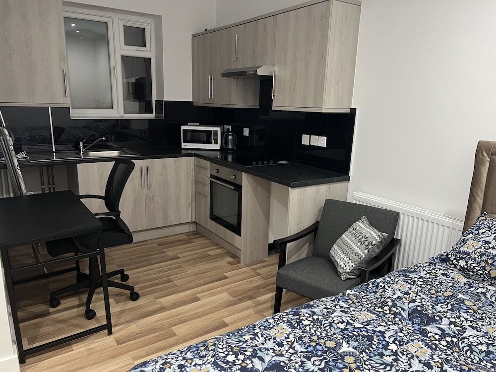 undefined Entire Studio apartment - London 10