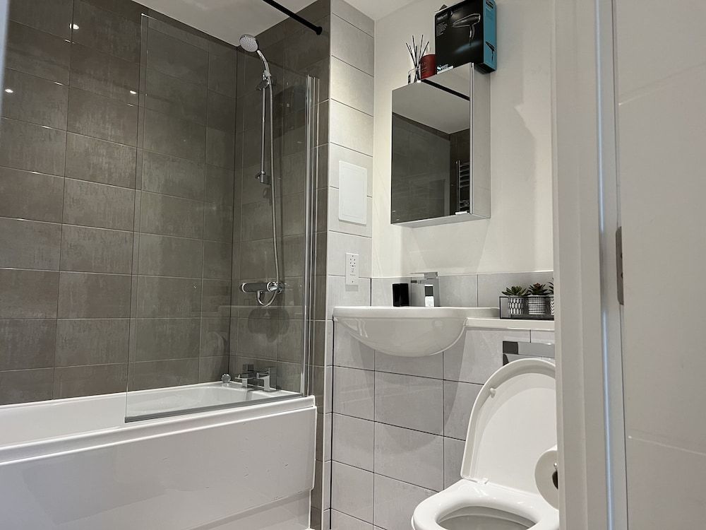 undefined Captivating Luxury 1-bed Apartment in London 10