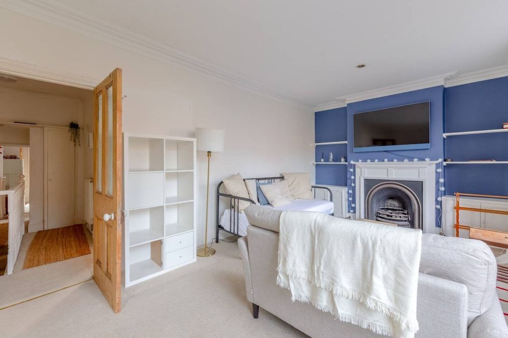 undefined Spacious and Serene 1 Bedroom Flat in Ravenscourt Park 3
