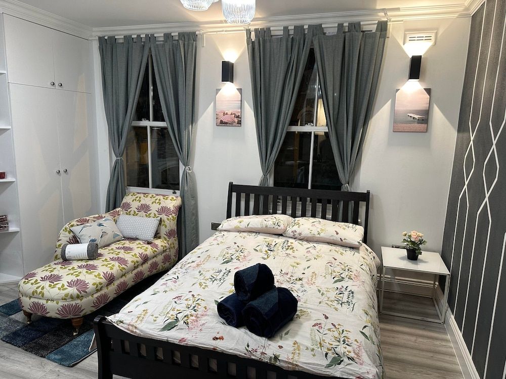 undefined Fabulous Apartment to Acton Town 4