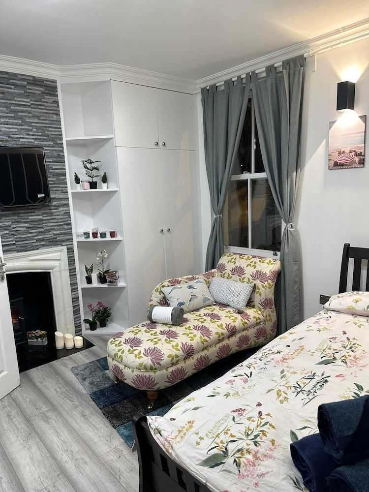 undefined Fabulous Apartment to Acton Town 6